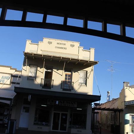 Mentor Chambers Apartment Bed & Breakfast West Wyalong Exteriör bild
