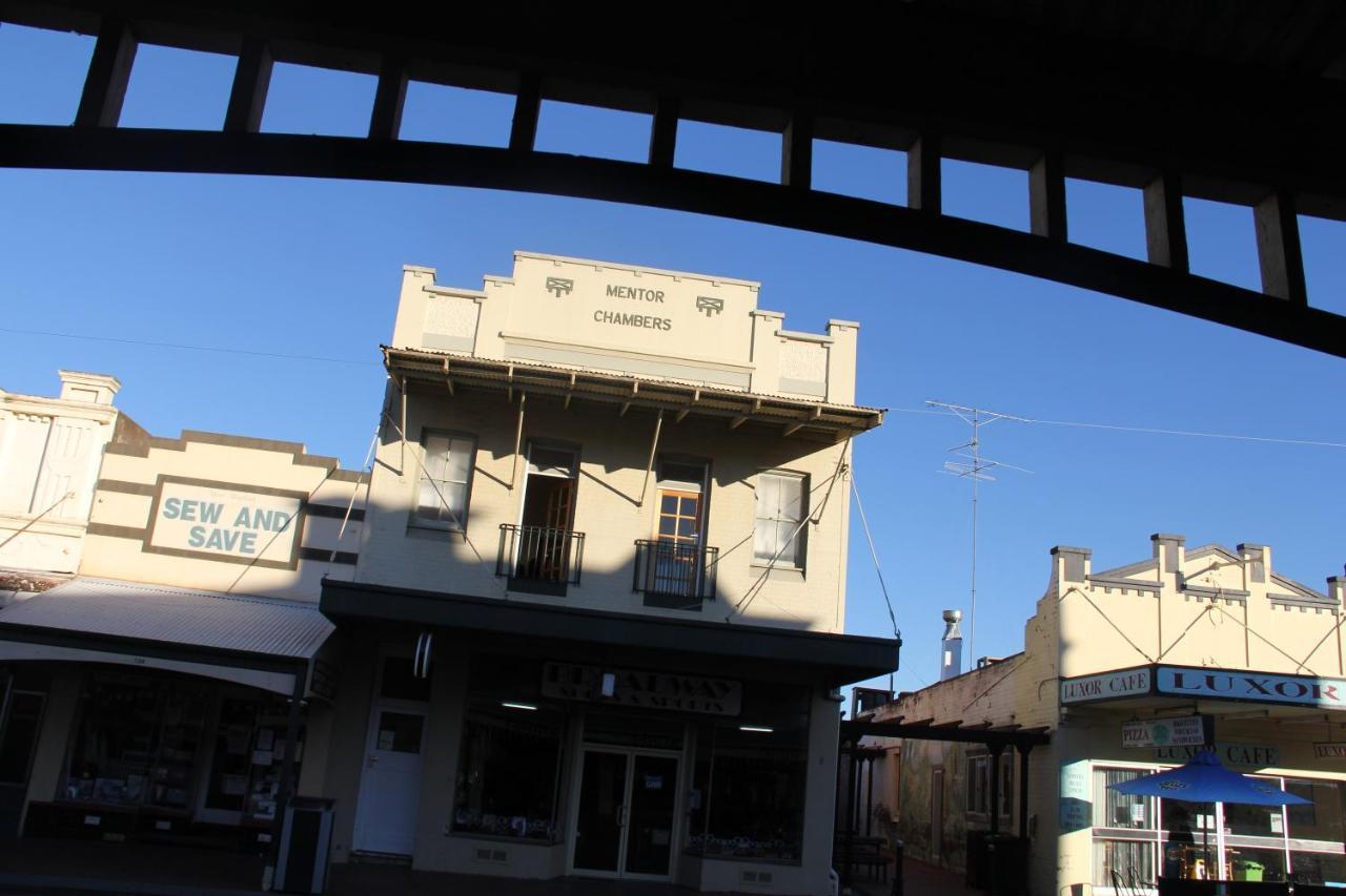 Mentor Chambers Apartment Bed & Breakfast West Wyalong Exteriör bild